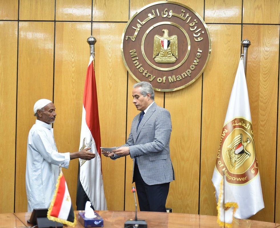 وزير القوى العامله 